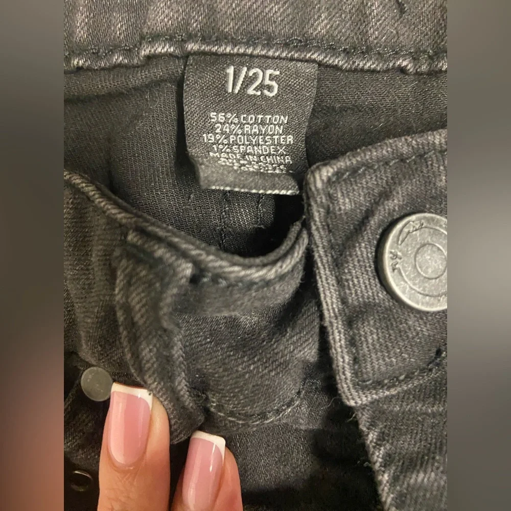 Chic Black Skinny Jeans with Eyelet Details - Picture 3 of 3